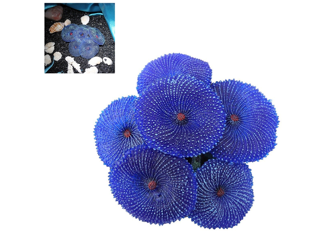 Decoración de acuario con coral de resina y plantas marinas artificiales.
