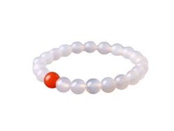 Pulsera con 20 cuentas blancas y 1 roja. Tommy01