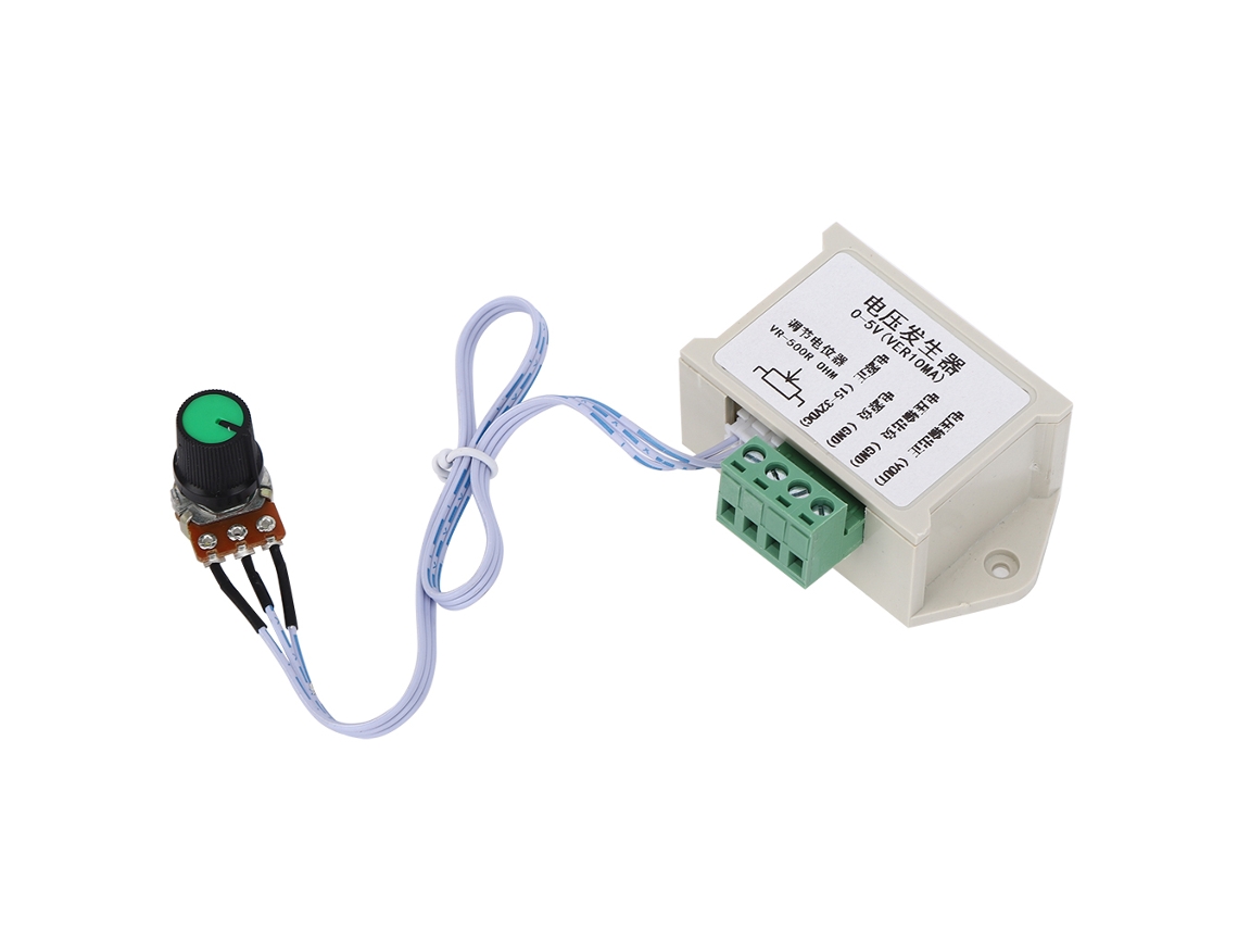Generador regulador de voltaje con potenciómetro ajustable de 0-5 V CC para PLC de control industrial.