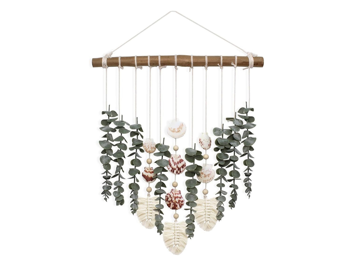 Decoración de pared de estilo bohemio con eucalipto artificial.