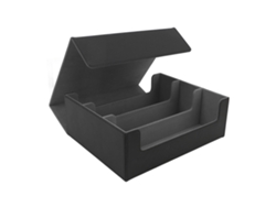 Caja Para Naipes De Gran Capacidad Con 3 Filas, Fabricada En Piel Sintética Negra, Cierre Magnético Y Forro Gris.