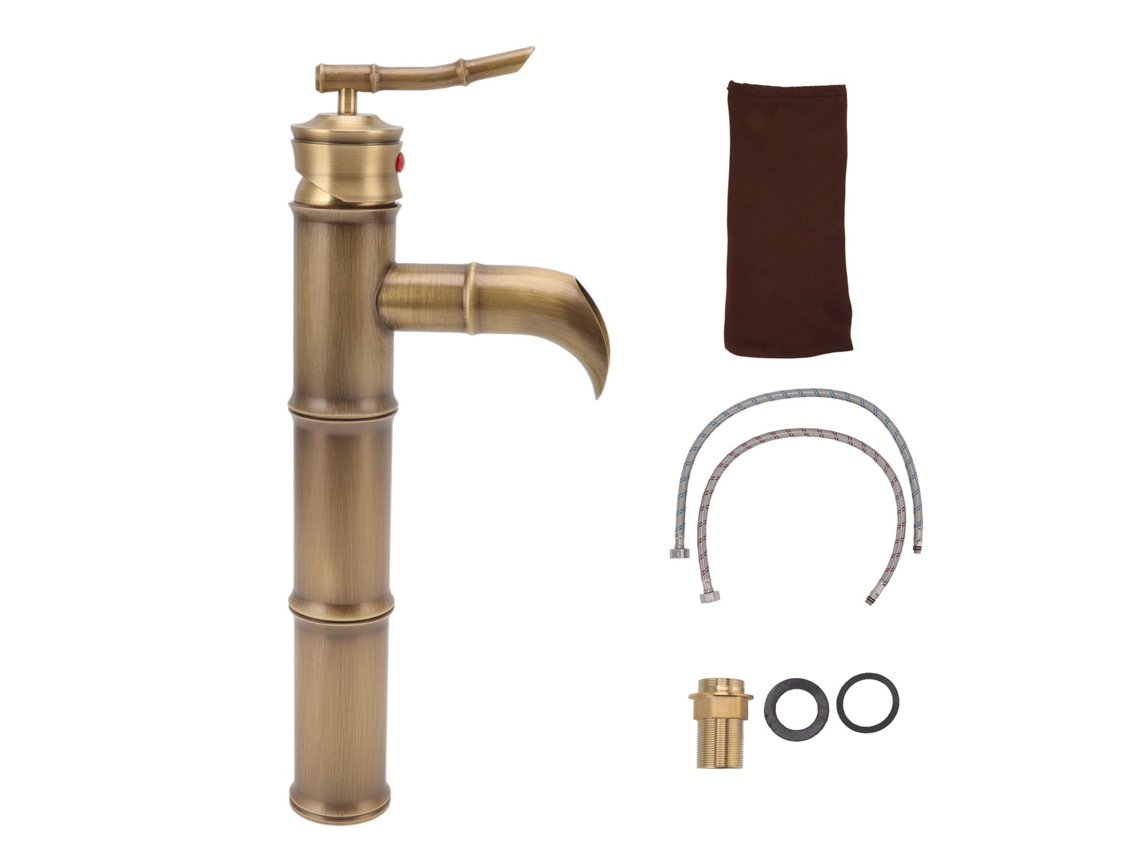 Grifo de lavabo de cobre antiguo con tres secciones de unión de bambú