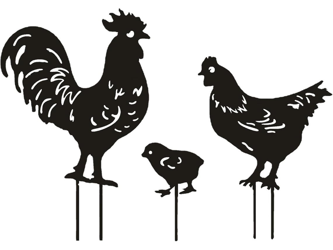 Un conjunto de 3 gallos y gallinas de hierro sobre columnas de jardín.