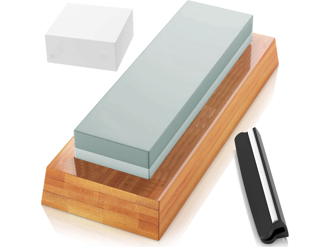 Revitalice sus cuchillas con precisión con el afilador de cuchillos de grano doble 400/1000 de Waterstone, la base de silicona antideslizante garantiza un afilado seguro.