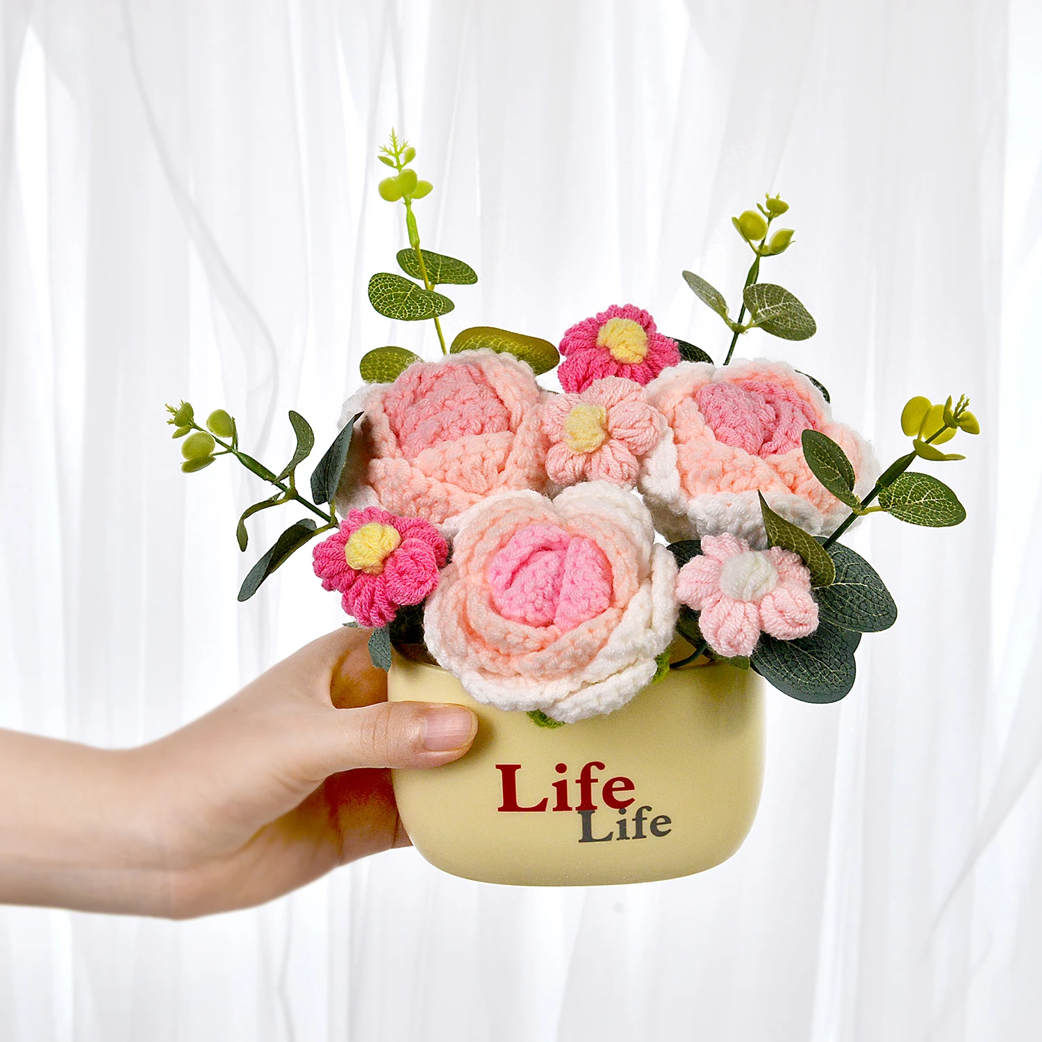 Um Vaso De Crochê Feito À Mão Com Rosas Cor-de-rosa É Uma Escolha Ideal Para Decoração De Casa.