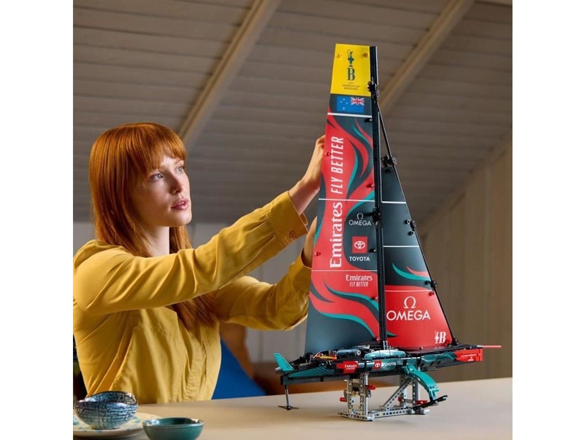 LEGO Technic: Veleiro Emirates Team New Zealand AC75 (962 peças)