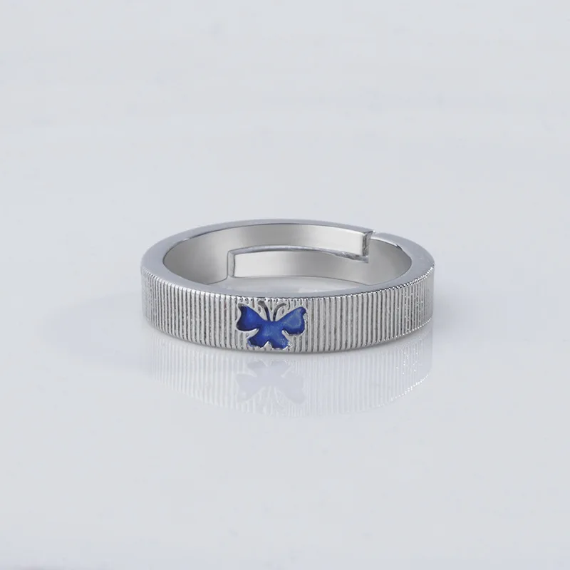 Anillo azul para mujer con forma de mariposa y banda ajustable, que simboliza el renacimiento y la transformación. MDUG