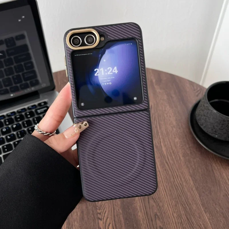 (morado, Galaxy Z Flip5) Lujosa Funda Ultrafina De Fibra De Carbono Con Marco Suave Y Carga Inalámbrica Magnética.