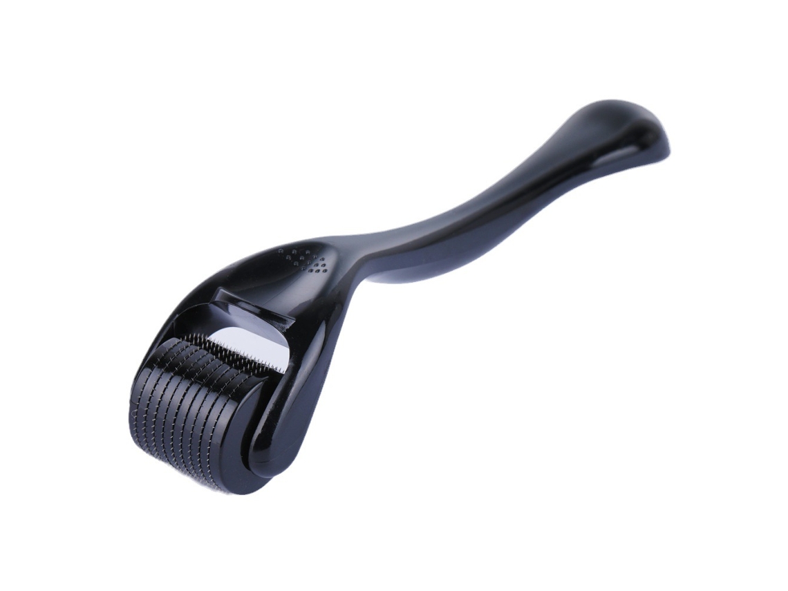 Rodillo de microagujas con 540 agujas de titanio de 0,75 mm, apto para rostro, barba y cabello. Color negro.