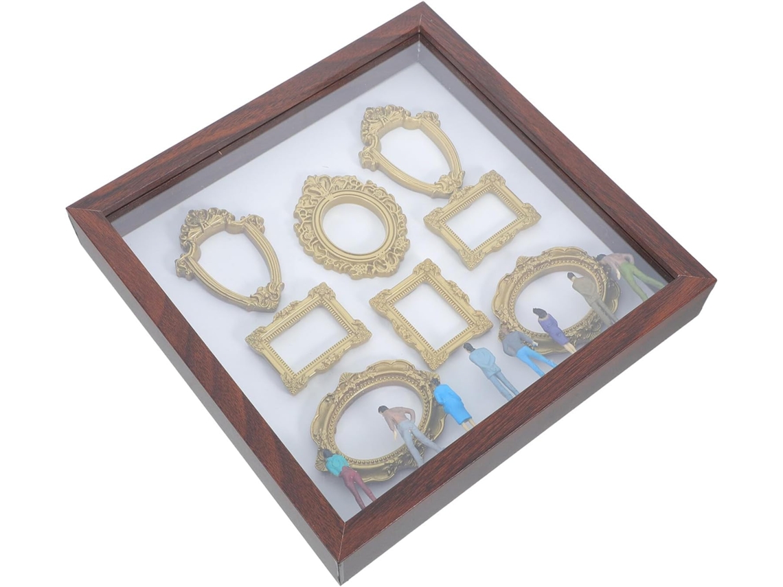 Caja de museo con fotos en miniatura, figuras de madera y plástico, marco dorado decorativo, oficina artística GOKOCO
