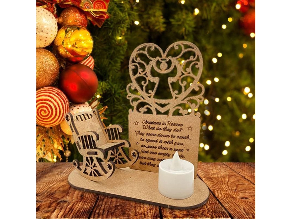 Adorno navideño con vela LED, mecedora de madera para obsequios festivos.