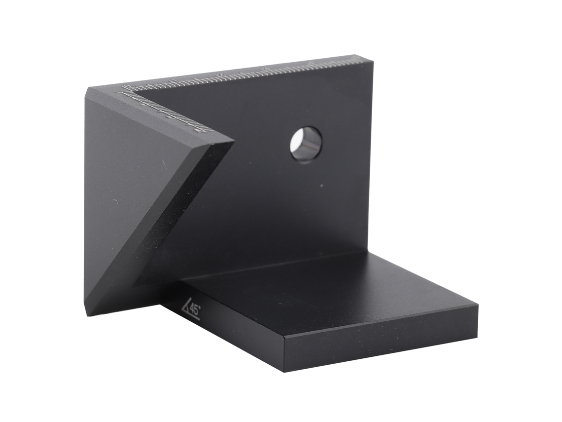 Herramienta de carpintería para trazar una línea central en ángulo de 45 grados en aluminio negro.