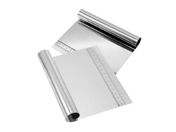 Raspador De Metal Para Pasteles. Una Herramienta De Cocina Con Una Variedad De Usos, De Tamaño Pequeño, Lig...