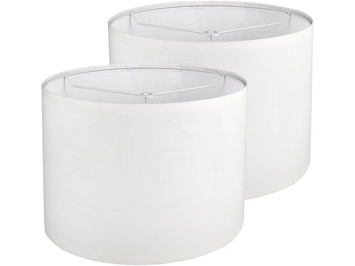 Pantalla de dos piezas en forma de A, ideal para lámparas de mesa y de pie. Fácil de montar y con patas Gokoco.