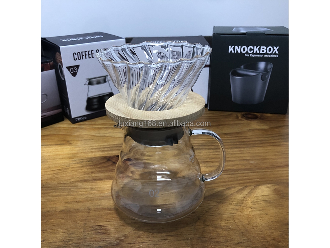 Servidor de café para servir café en la cafetera de un barista.