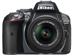 Kit Cámara Réflex NIKON D5300 + AF-S DX NIKKOR 18-55mm VR II (Plata - 24.2  MP - Sensor: APS-C - ISO: 100 a 25600)