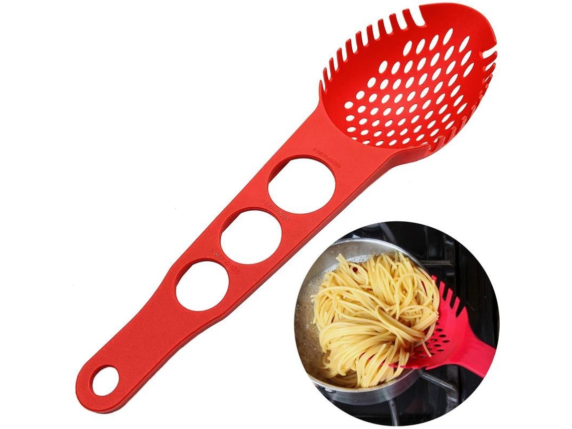 Cucharón de nailon antiadherente con perforaciones para escurrir y servir la pasta.