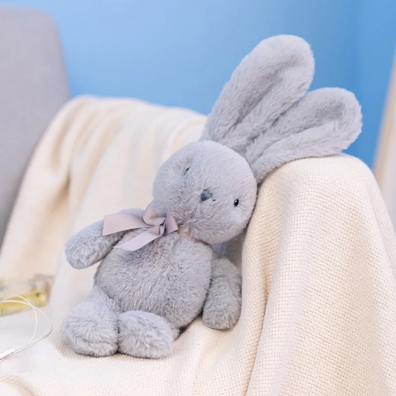 Precioso conejo de peluche con lazo. MDUG (gris, 25 cm de largo)