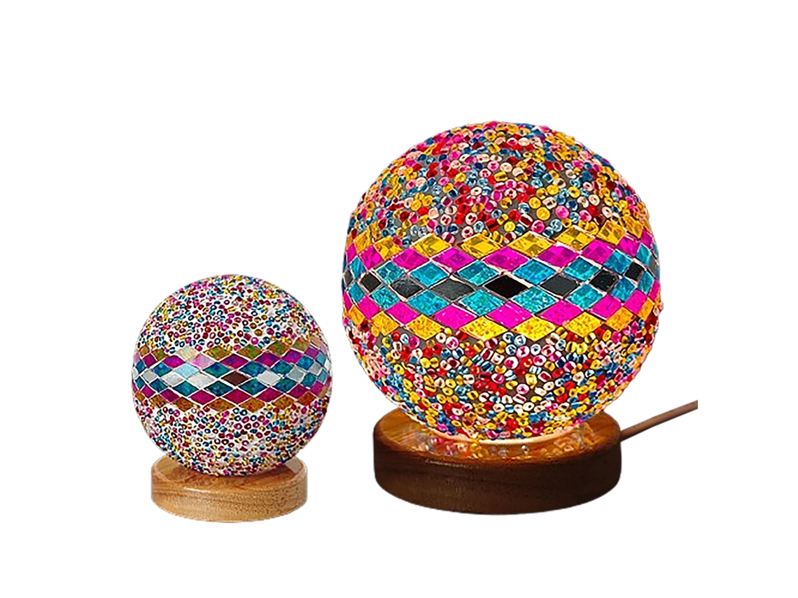 Lámpara de mosaico de cristal con base de madera, estilo bohemio.