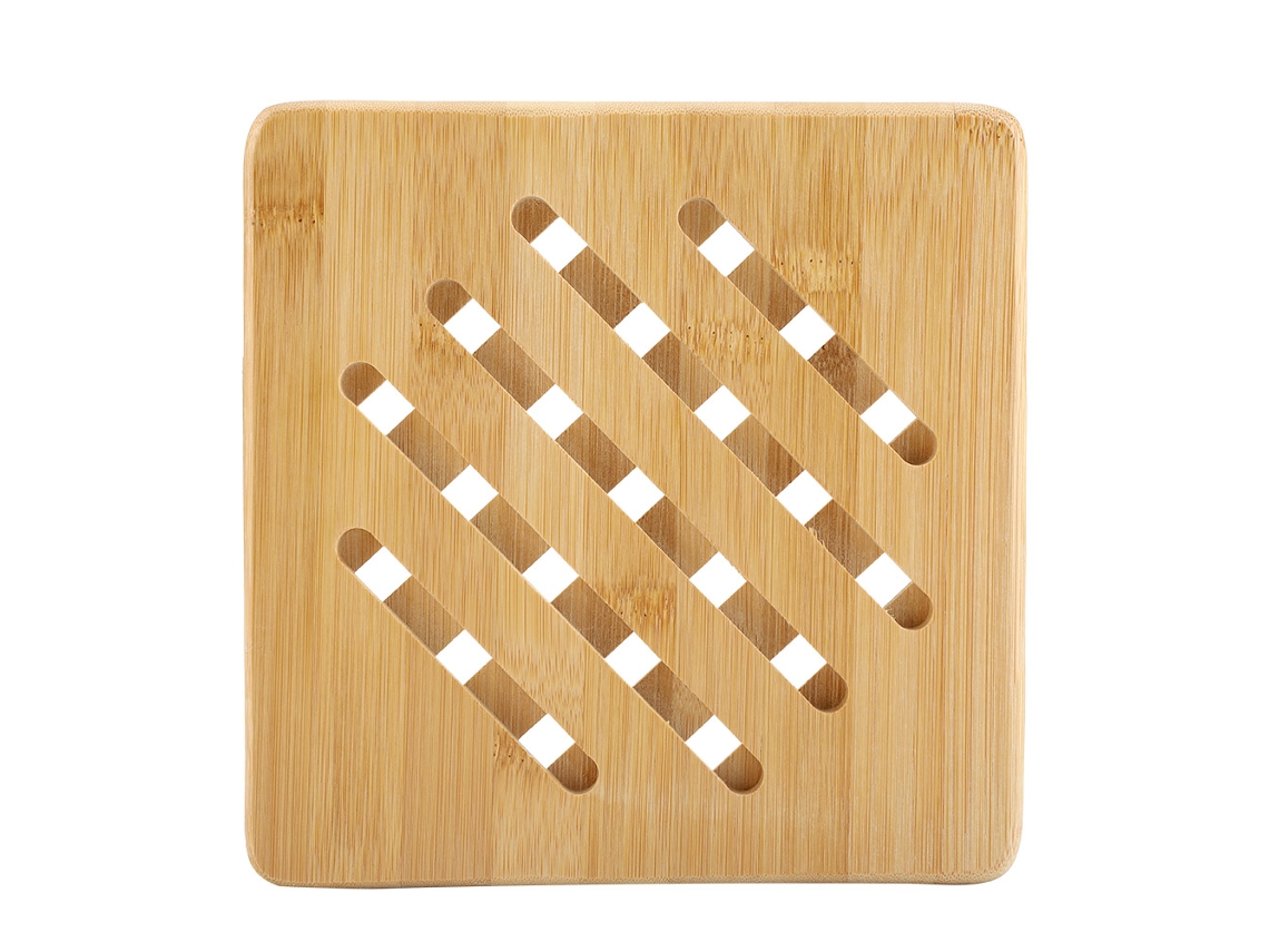 Posavasos y platos de bambú con manteles resistentes al calor.