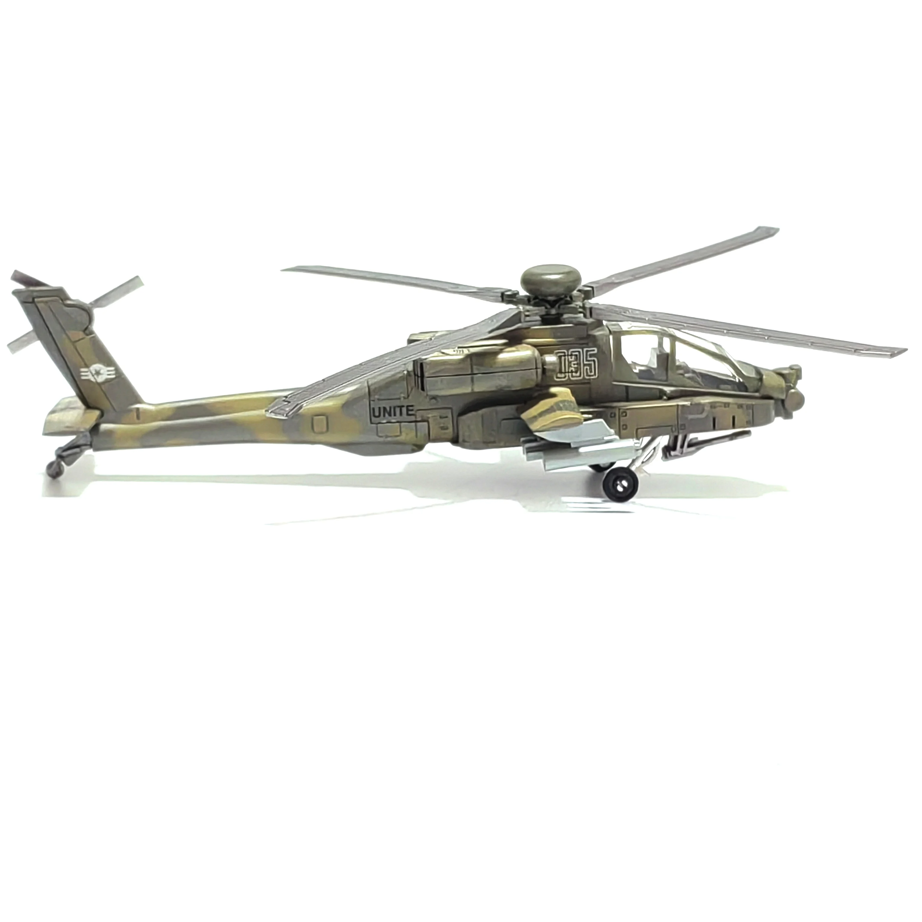Maqueta de plástico a escala 1/72 de un helicóptero armado, una aeronave militar.