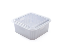 Caja de almacenamiento de alimentos Rebe con tapa y cesta de doble drenaje para frutas y verduras en el refrigerador, color gris.