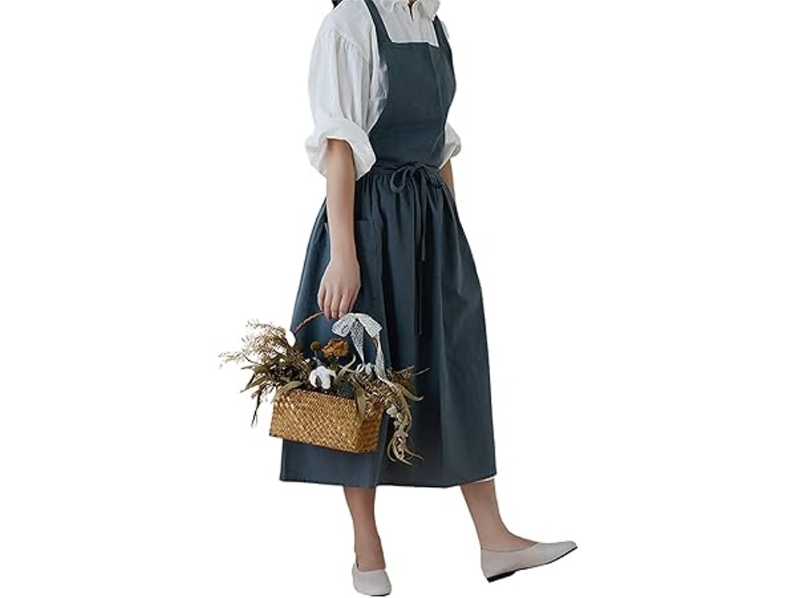 Sencillo Delantal, Confeccionado En Una Mezcla De Algodón Y Lino, Presenta Un Diseño Cruzado De Estilo Japonés Y Bolsillos. Es Unisex, Muy V