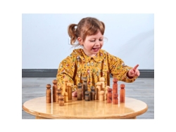 Juego de juguetes educativos de 20 piezas con figuras de madera que representan familias multiculturales. Acogedor.