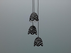 Lámpara colgante de metal negro Bells Stones