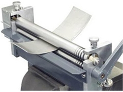 Máquina Para Doblar Manualmente Placas De Acero Y Fabricar Insignias.