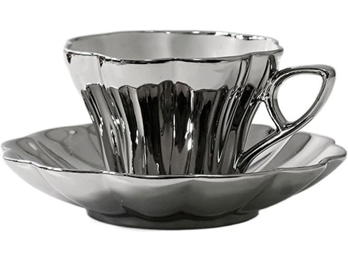 Juego de taza y platillo de porcelana, 200 ml, sin marca.