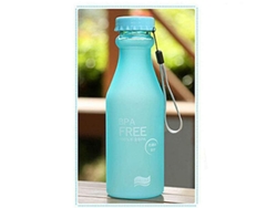 Botella deportiva portátil Mdug de 500 ml con estampado de letras y diseño antifugas (azul cielo)