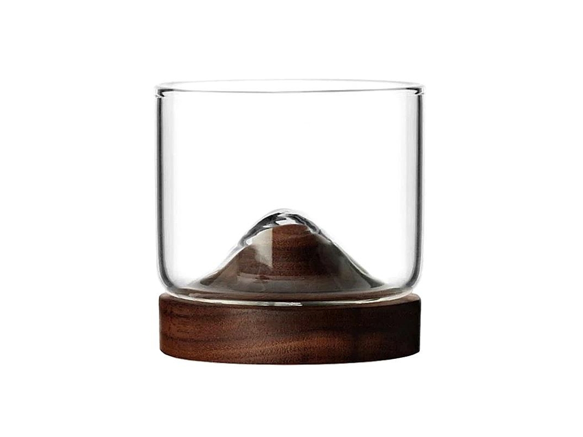 Vaso de whisky con posavasos de madera