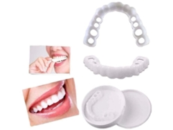 Dos hermosas prótesis dentales adhesivas y prótesis dentales temporales de silicona con arcos superior e inferior.