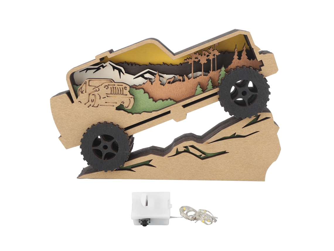 Un carrito de madera tallada con detalles delicados, una pieza decorativa para el hogar.