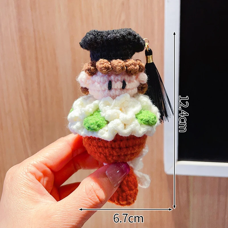Llavero De Flor Tejido A Crochet Como Regalo De Graduación Se Puede Colgar En Un Bolso.