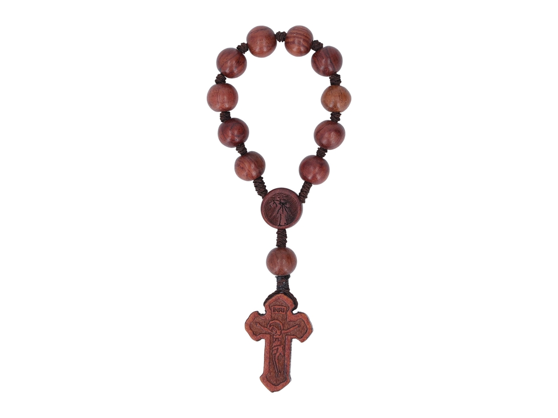 Pulsera de rosario católico de nogal con crucifijo grabado a mano.