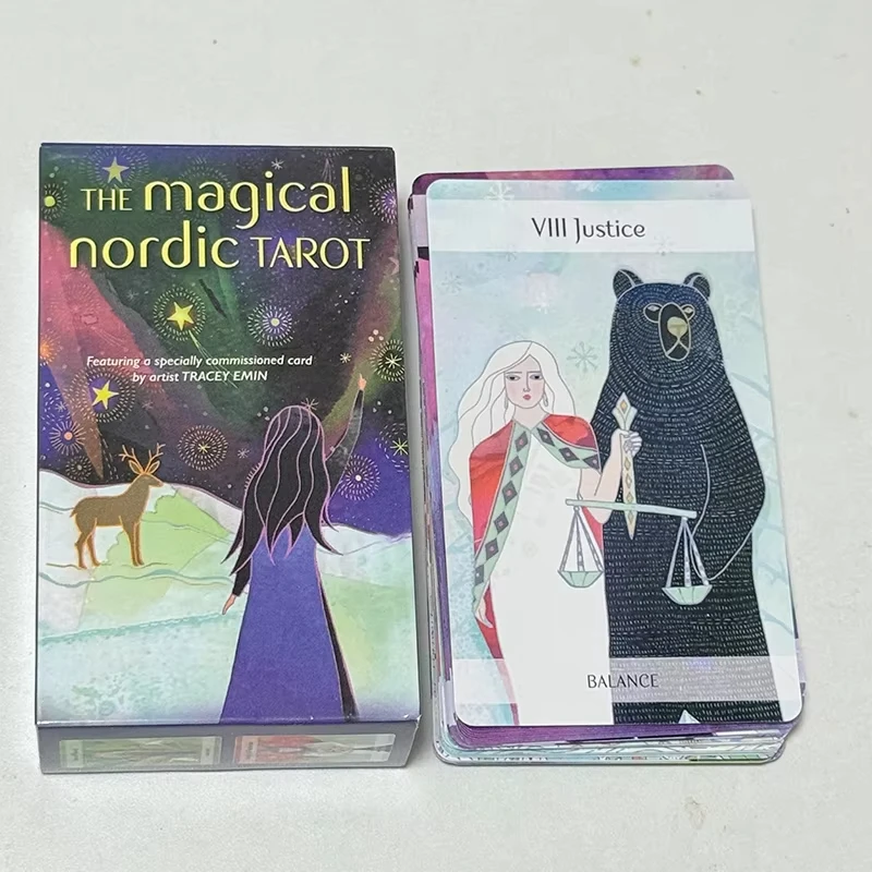 La Mágica Baraja De Tarot Nórdico, De 10 X 6,3 Cm Y 79 Cartas, Está Inspirada En La Antigua Mitología Y El Folclore Nórdicos.