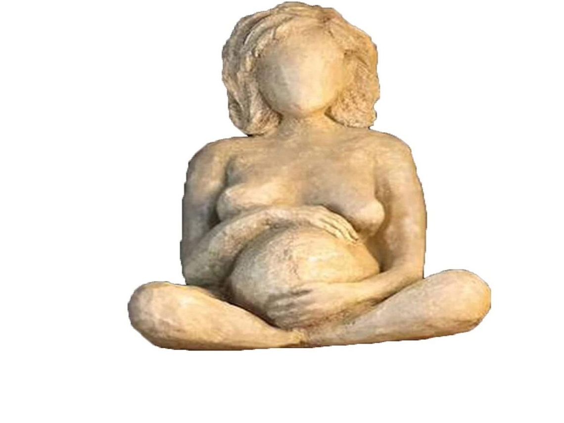Escultura de una mujer en el parto