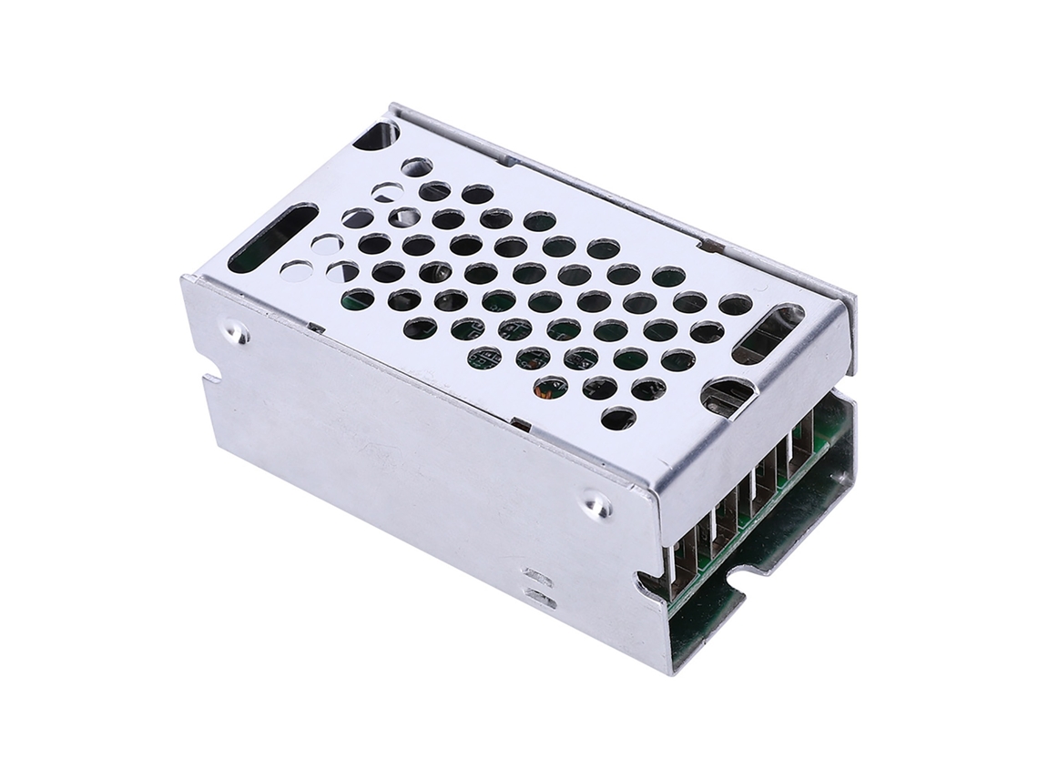 Módulo convertidor reductor 2026as de 9V a 36V con 4 puertos USB para cargar teléfonos en la placa electrónica del automóvil.