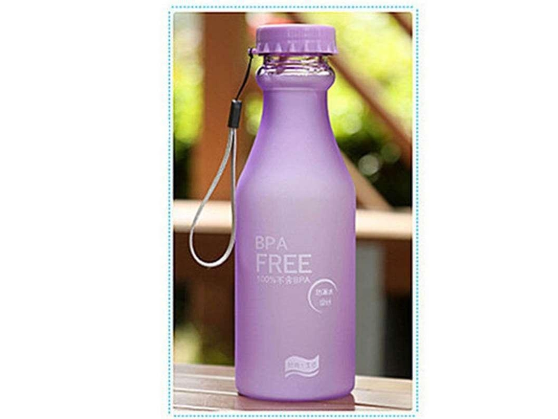Botella deportiva portátil de 500 ml con estampado de letras y diseño antigoteo. Mdug (morado)