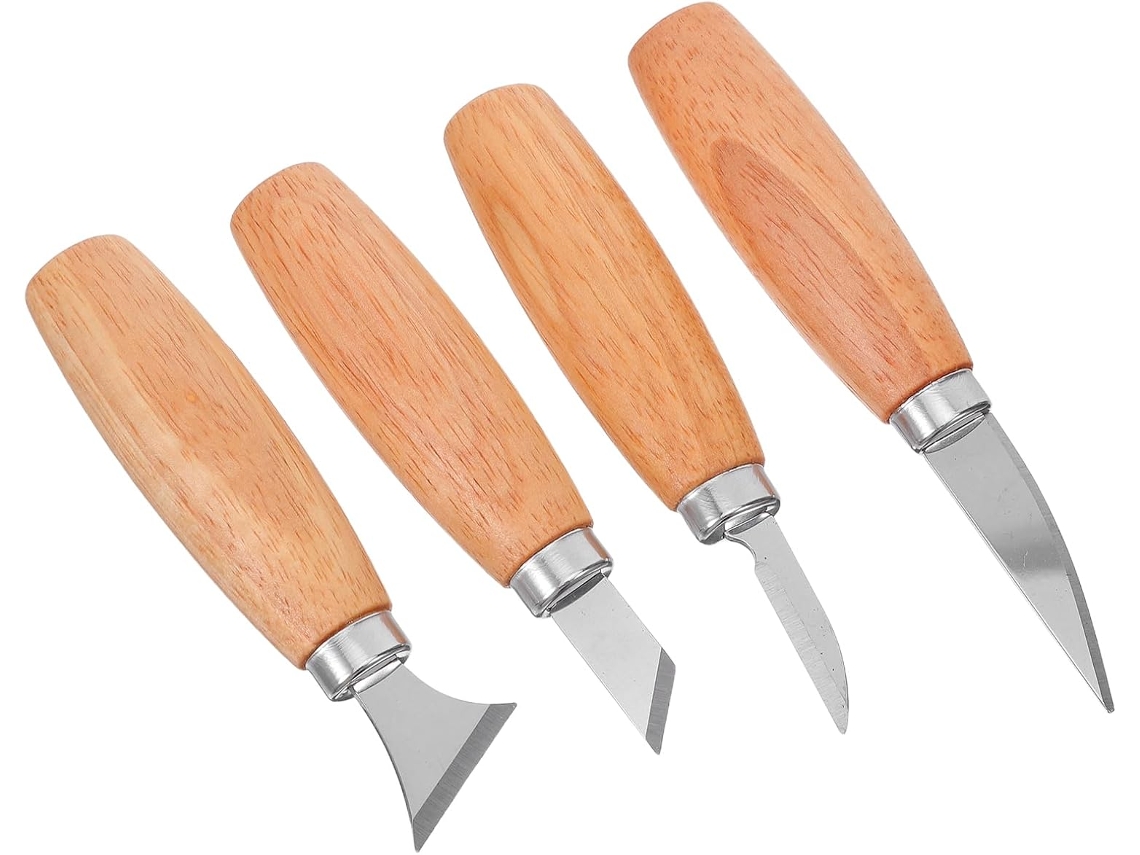 Juego de 4 cuchillos de acero inoxidable para tallar madera Topbathy con mangos y empuñaduras ergonómicas.