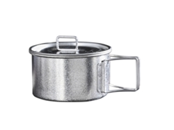 Taza de camping ligera con tapa y asa plegable.
