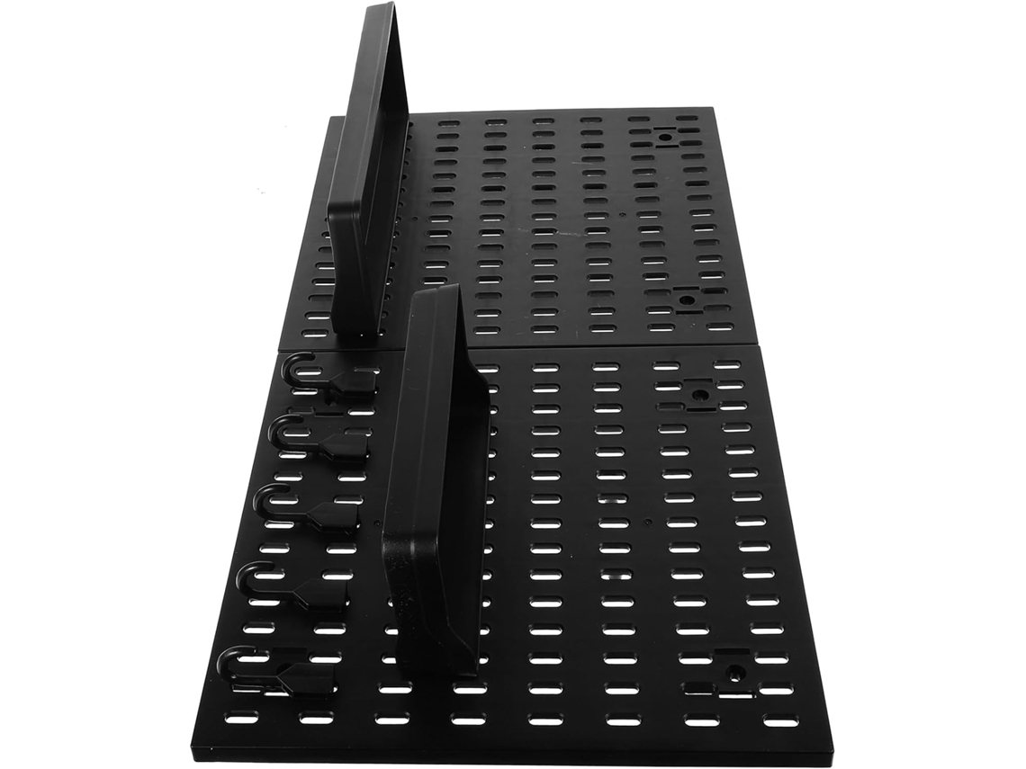 Organizador de pared, plástico negro con ganchos y estantes, duradero.