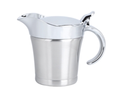 Jarra de salsa de acero inoxidable con doble aislamiento y tapa abatible, perfecta para cenas familiares y con asa ergonómica para sujetarla cómodamente.