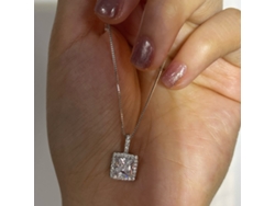 Colgante cuadrado con brillantes diamantes en plata de ley 925 bañada en oro blanco, con circonitas cúbicas y diamantes. Collar elegante y lujoso. MDUG