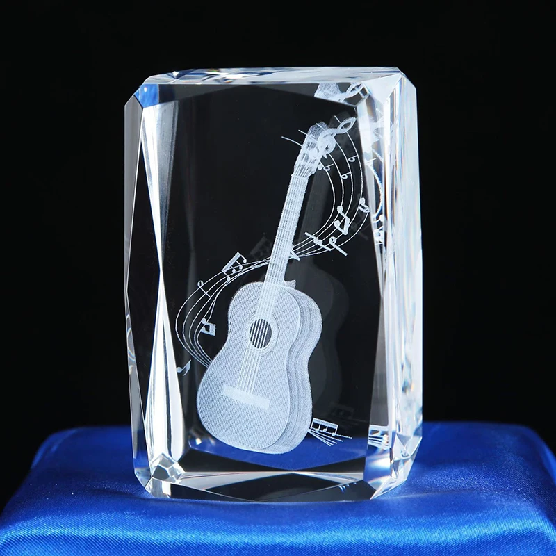 Estatua 3D de cristal con forma de instrumento musical, ideal para amantes de la música y decoración del hogar. MDUG (sin base)