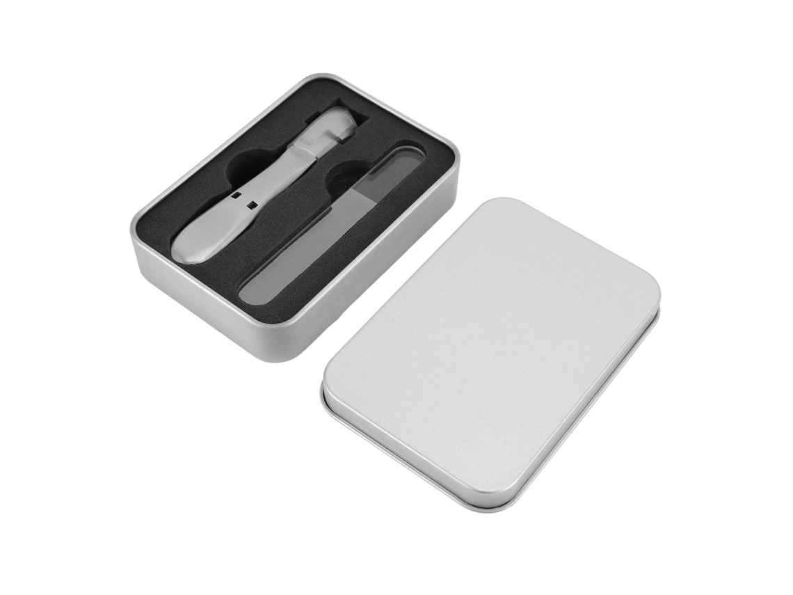 Tijeras de uñas Rebe de acero inoxidable con amplia apertura y lima para uñas gruesas, color plata.