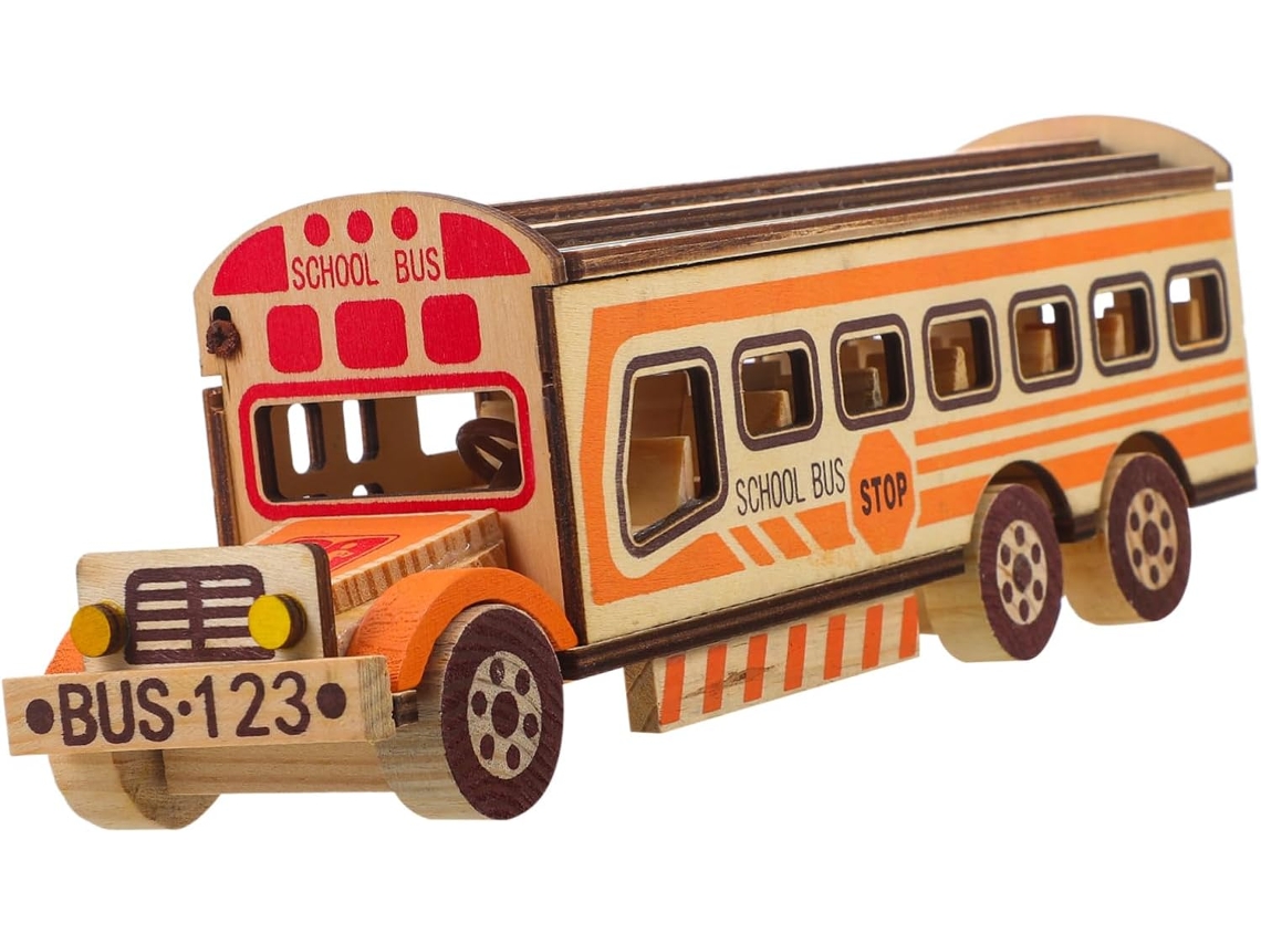 Autobús Escolar De Madera Educativo. Reducción De La Imaginación. Interacción Entre Padres E Hijos Pequeños.