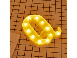 Letra LED Q Iluminada con Luz Blanca Cálida, Altura 22cm, Funcionamiento a Pilas 2*AA